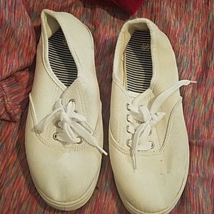 Canvas shoes